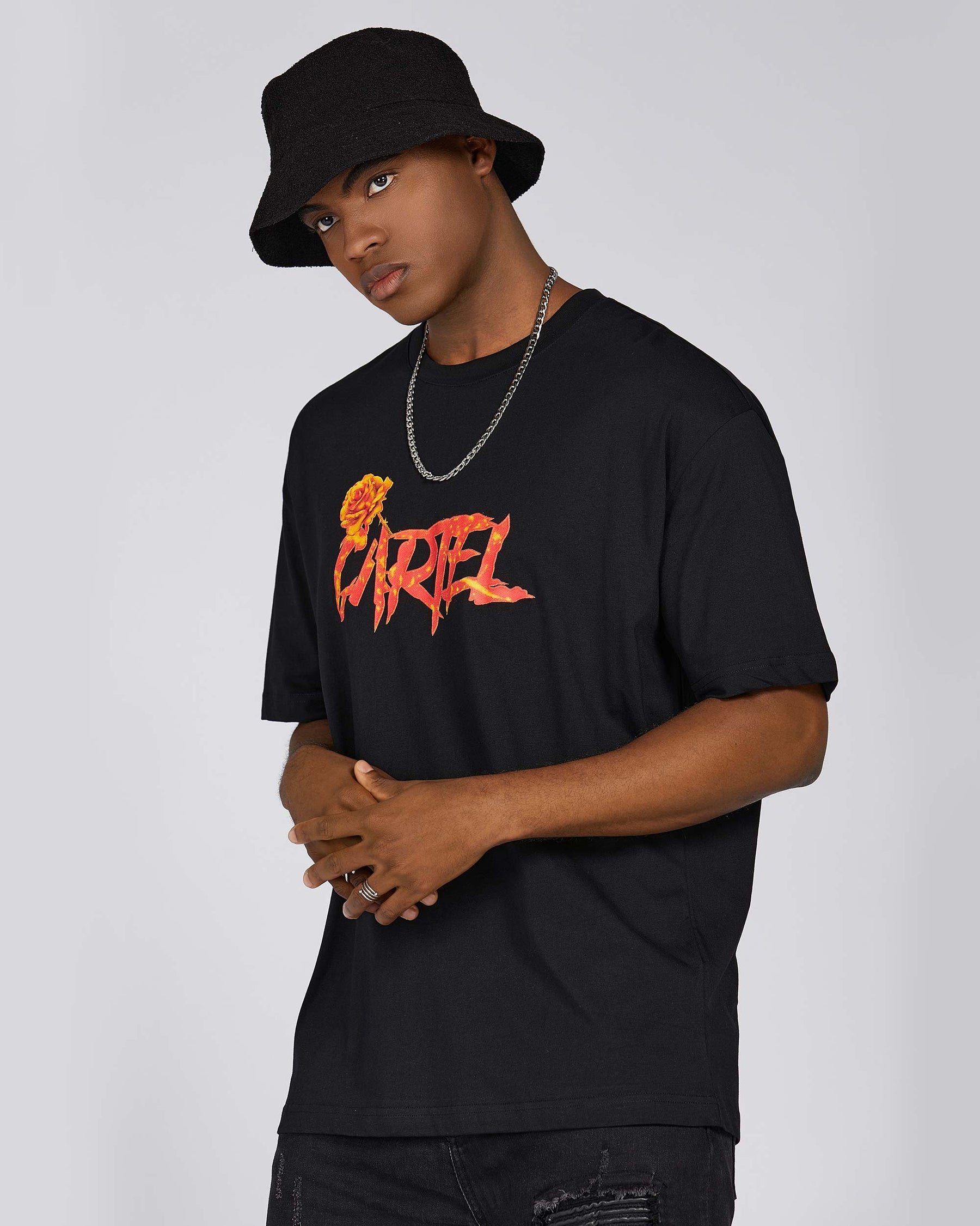 Camiseta gráfica 100 % algodón con estampado de pistola naranja, rosa espinosa y texto desgastado