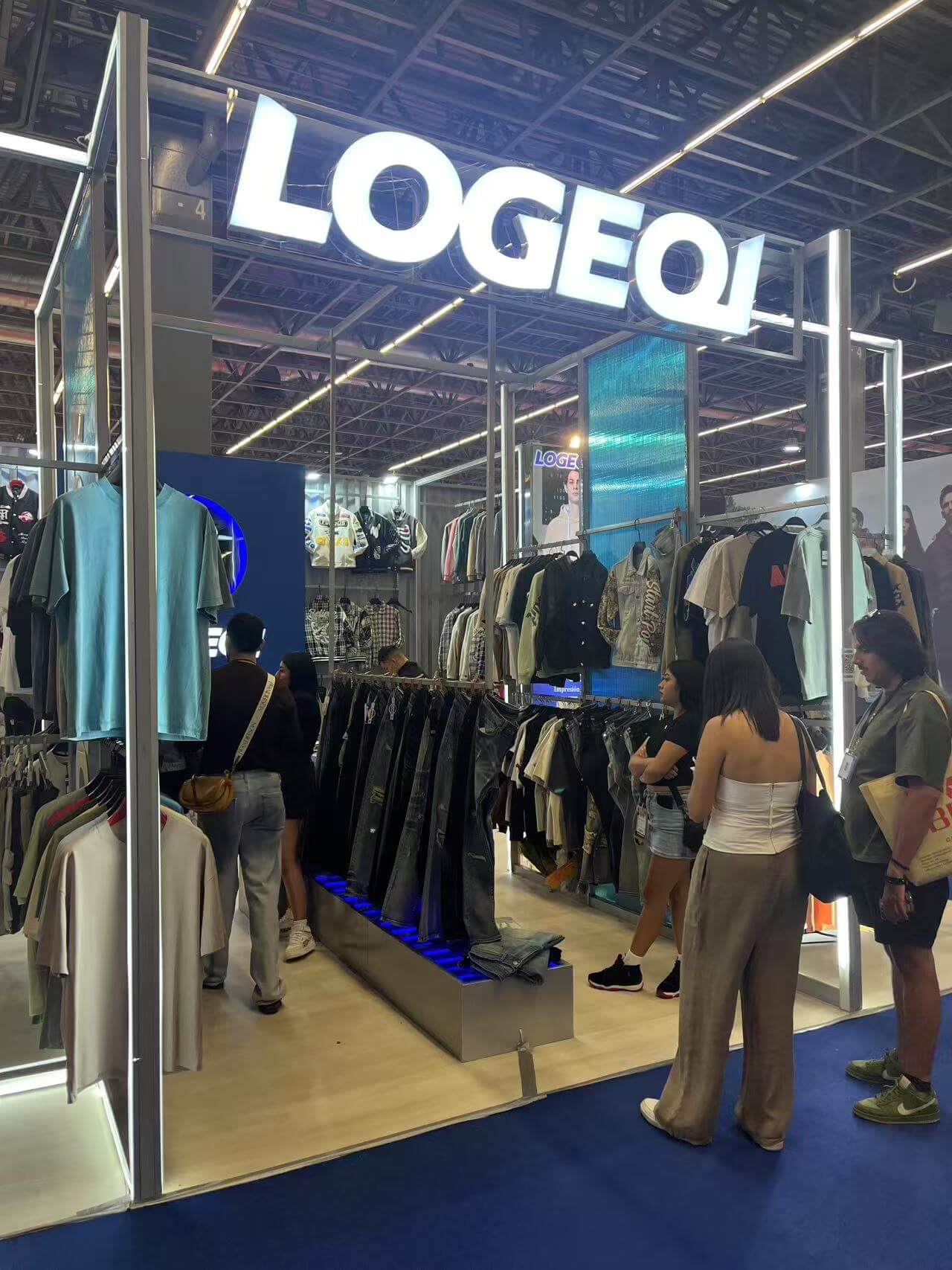 Buyers stopped by LOGEQI's men's clothing stand at INTERMODA 2025