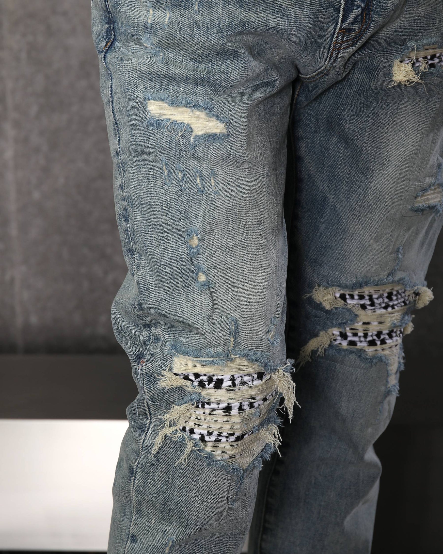 Vaqueros rotos azul claro con parches de cuadros para hombre