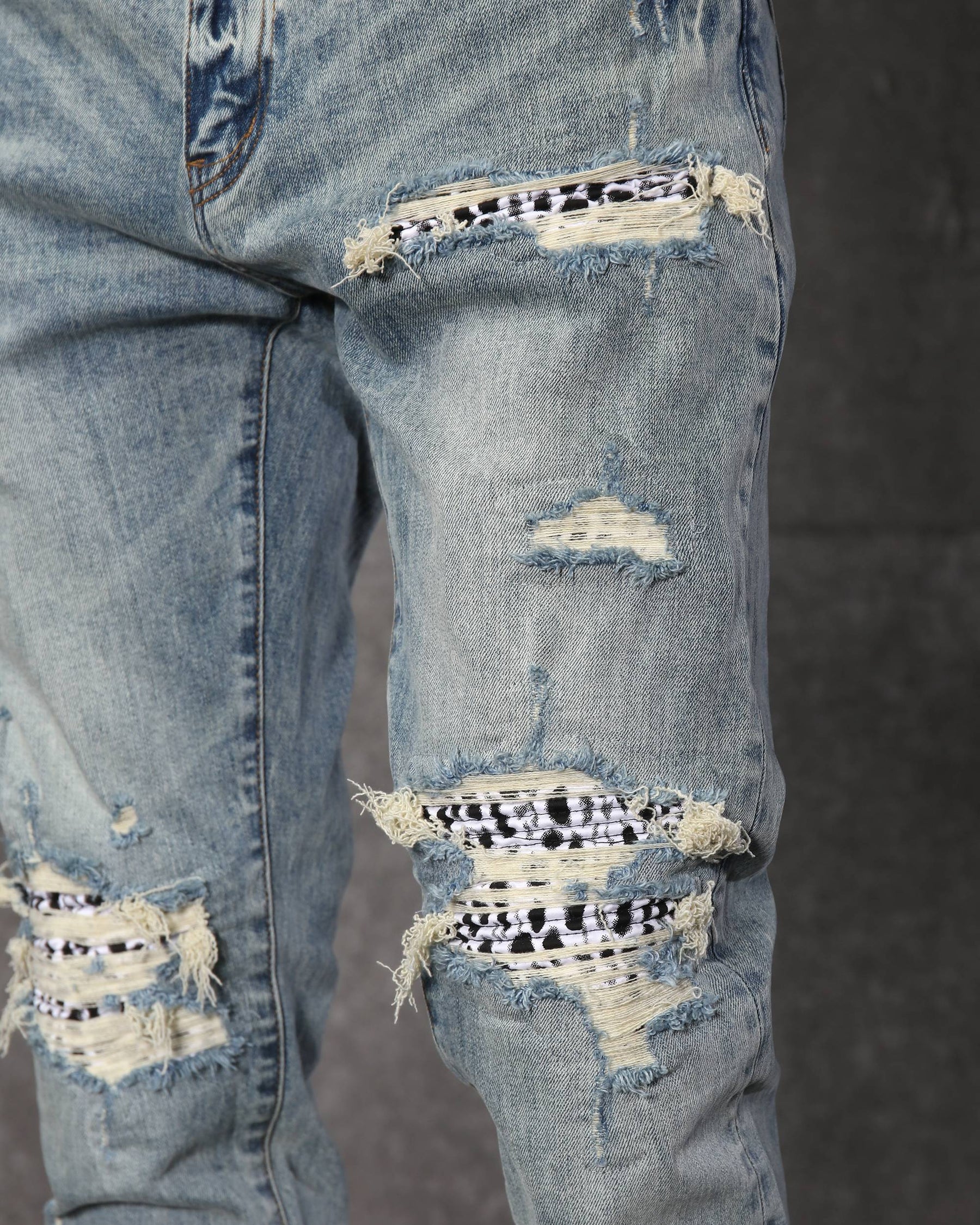 Vaqueros rotos azul claro con parches de cuadros para hombre