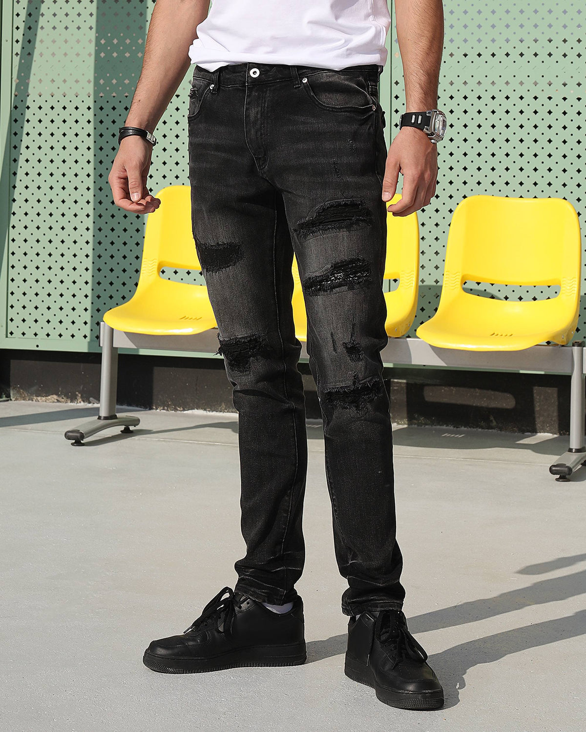 Vaqueros ajustados negros rotos y desgastados con parches para hombre