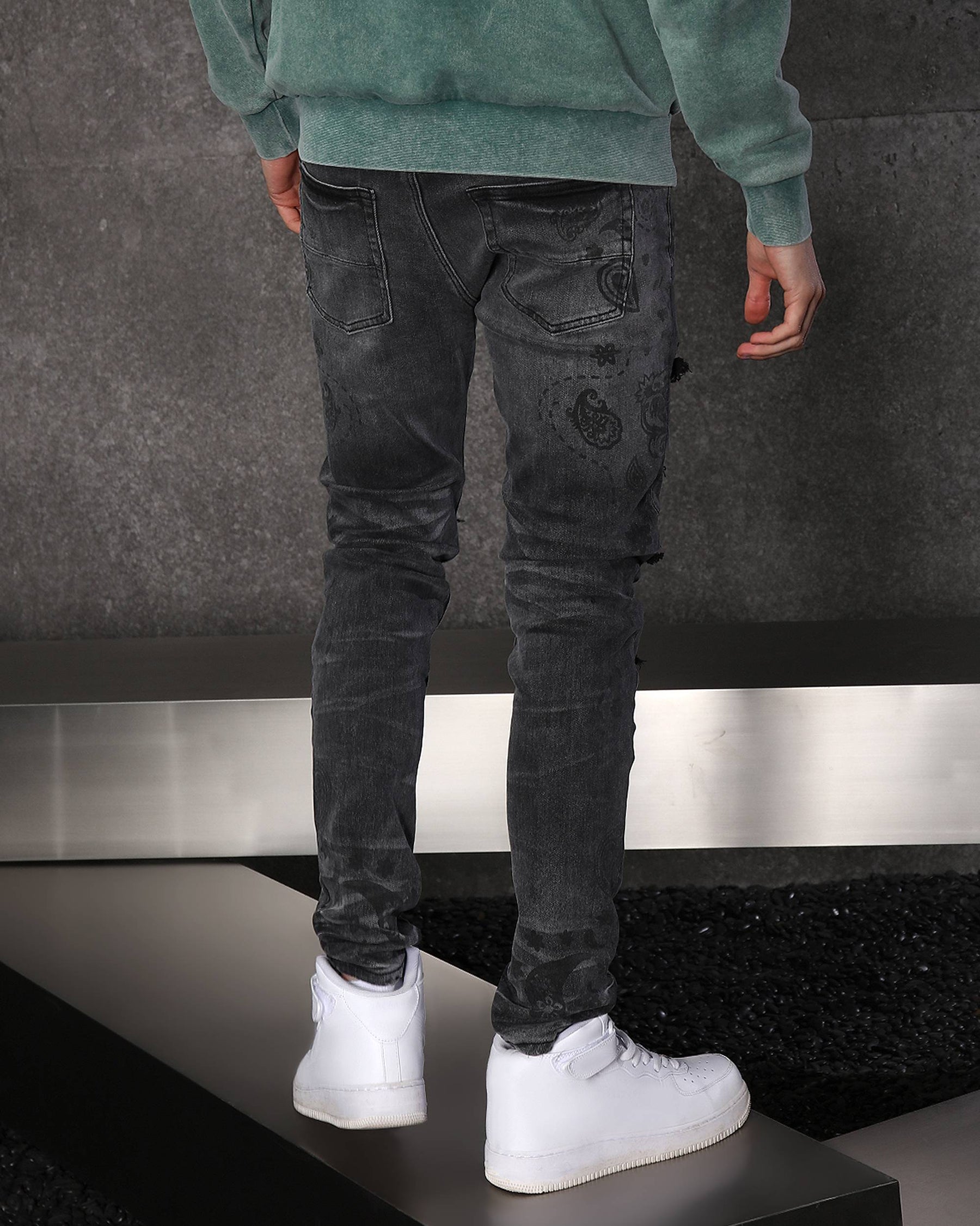 LOGEQI Sleek Men’s Black Distressed Skinny Jeans with Floral Prints