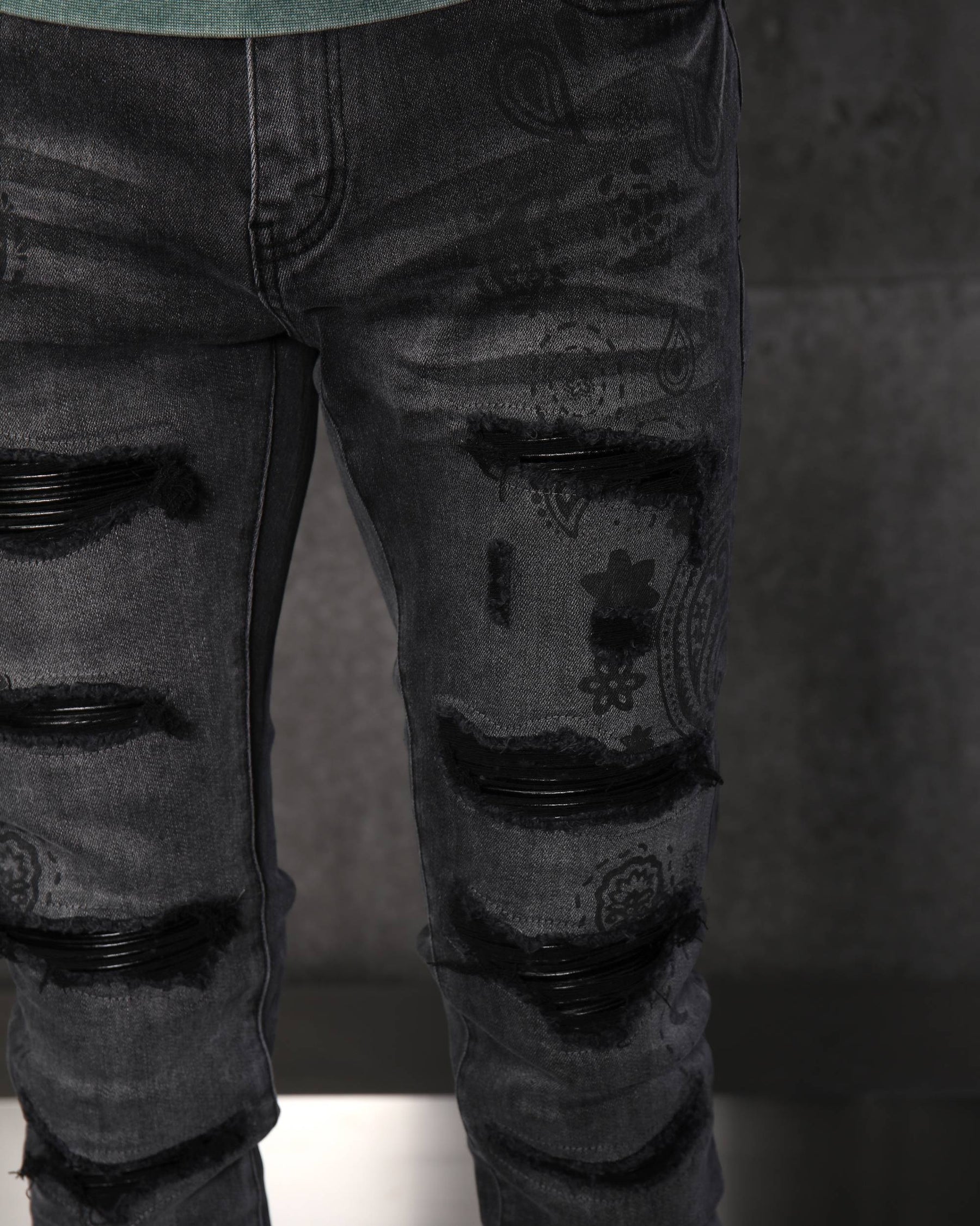 LOGEQI Sleek Men’s Black Distressed Skinny Jeans with Floral Prints