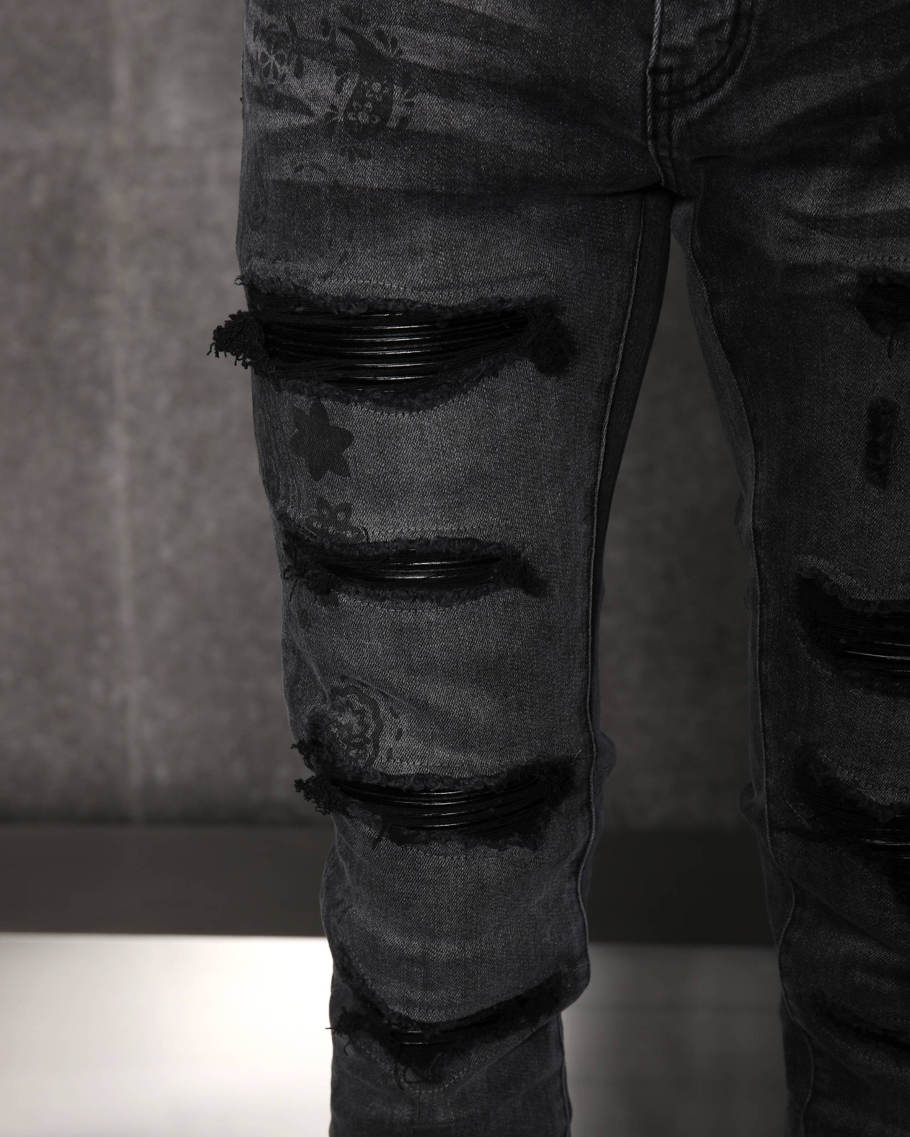 LOGEQI Sleek Men’s Black Distressed Skinny Jeans with Floral Prints
