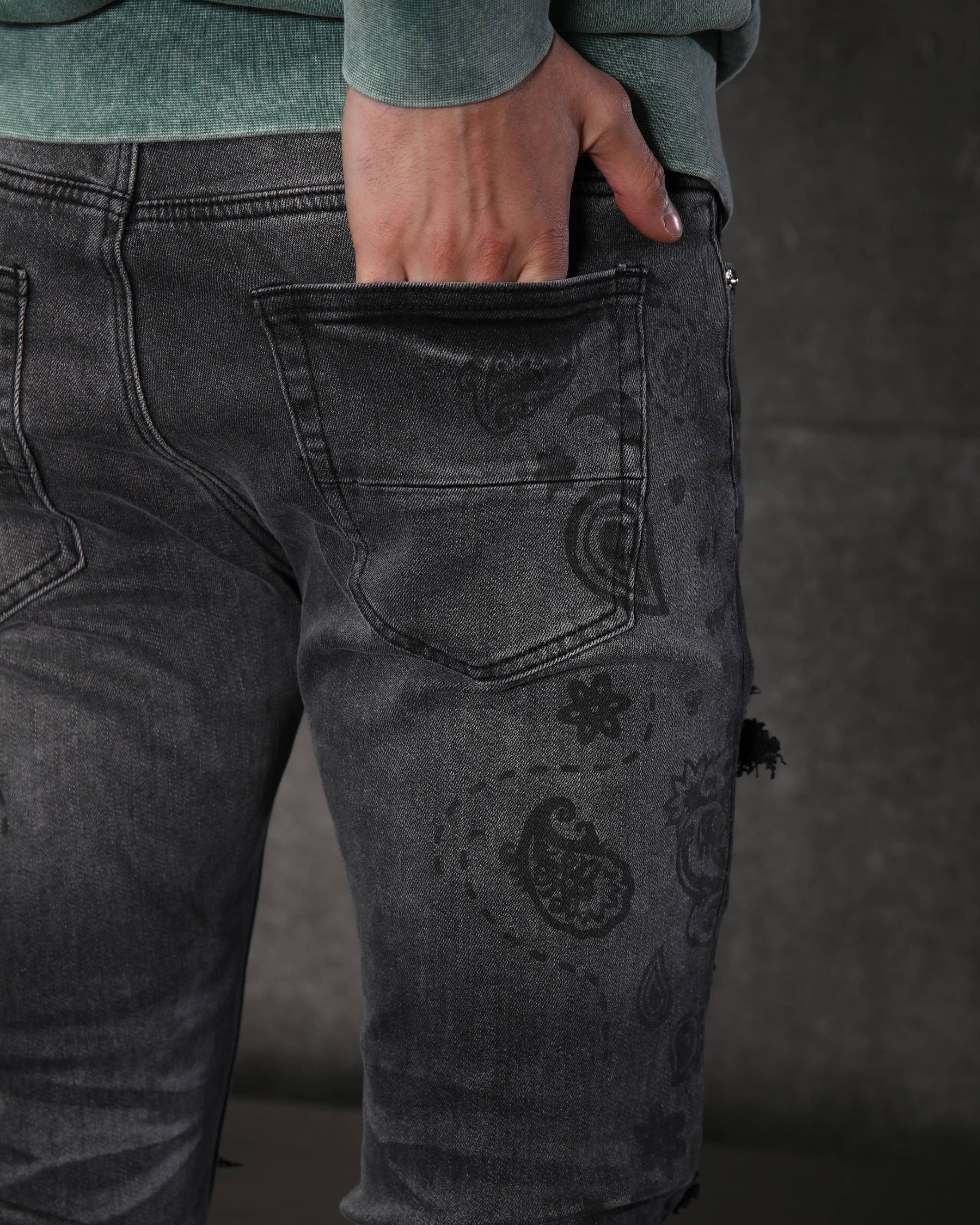 LOGEQI Sleek Men’s Black Distressed Skinny Jeans with Floral Prints
