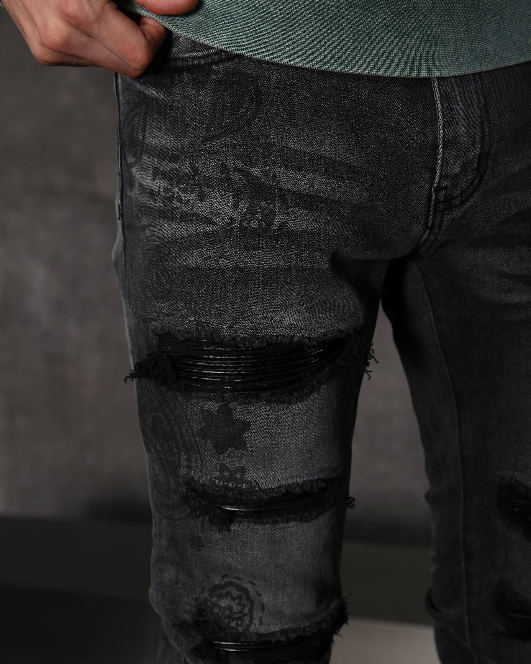LOGEQI Sleek Men’s Black Distressed Skinny Jeans with Floral Prints