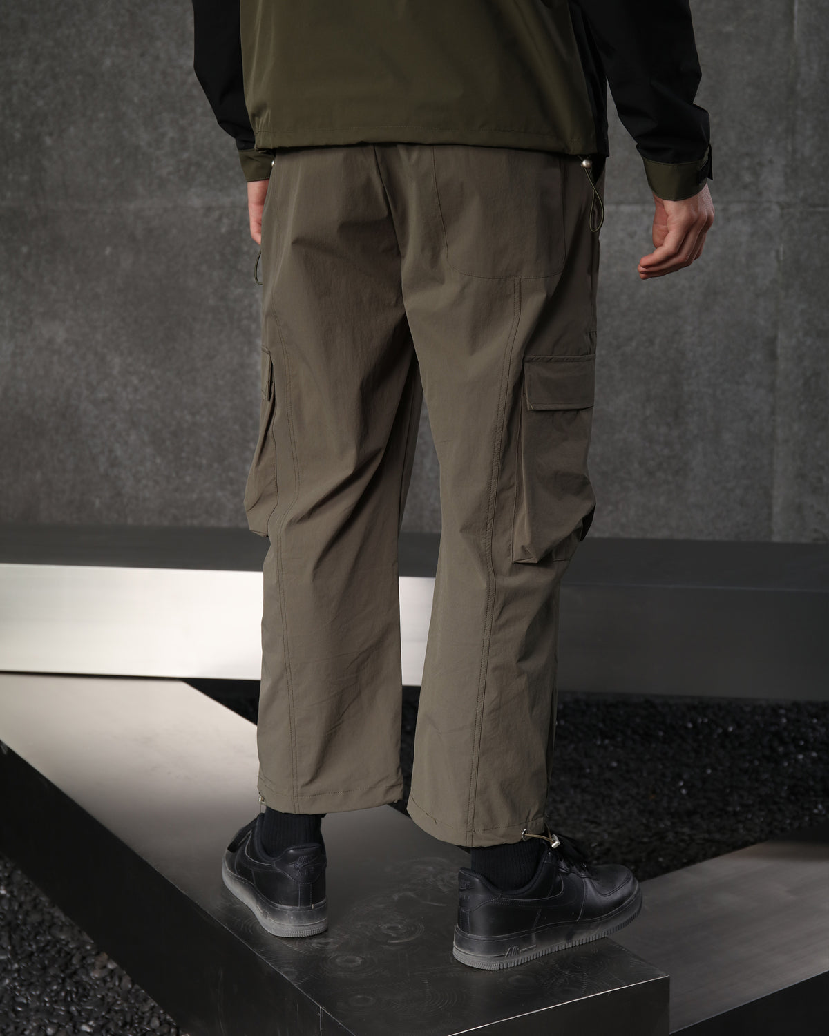 Pantalones cargo holgados utilitarios LOGEQI para hombre con múltiples bolsillos