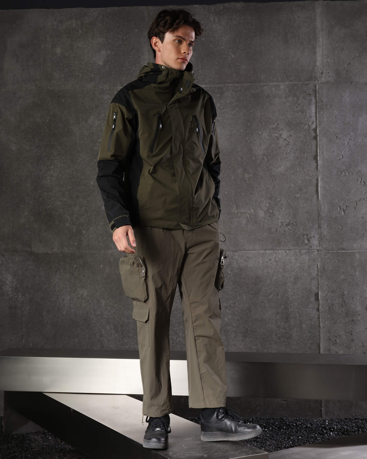 Pantalones cargo rectos y lisos para hombre con bolsillos grandes para senderismo y actividades al aire libre.