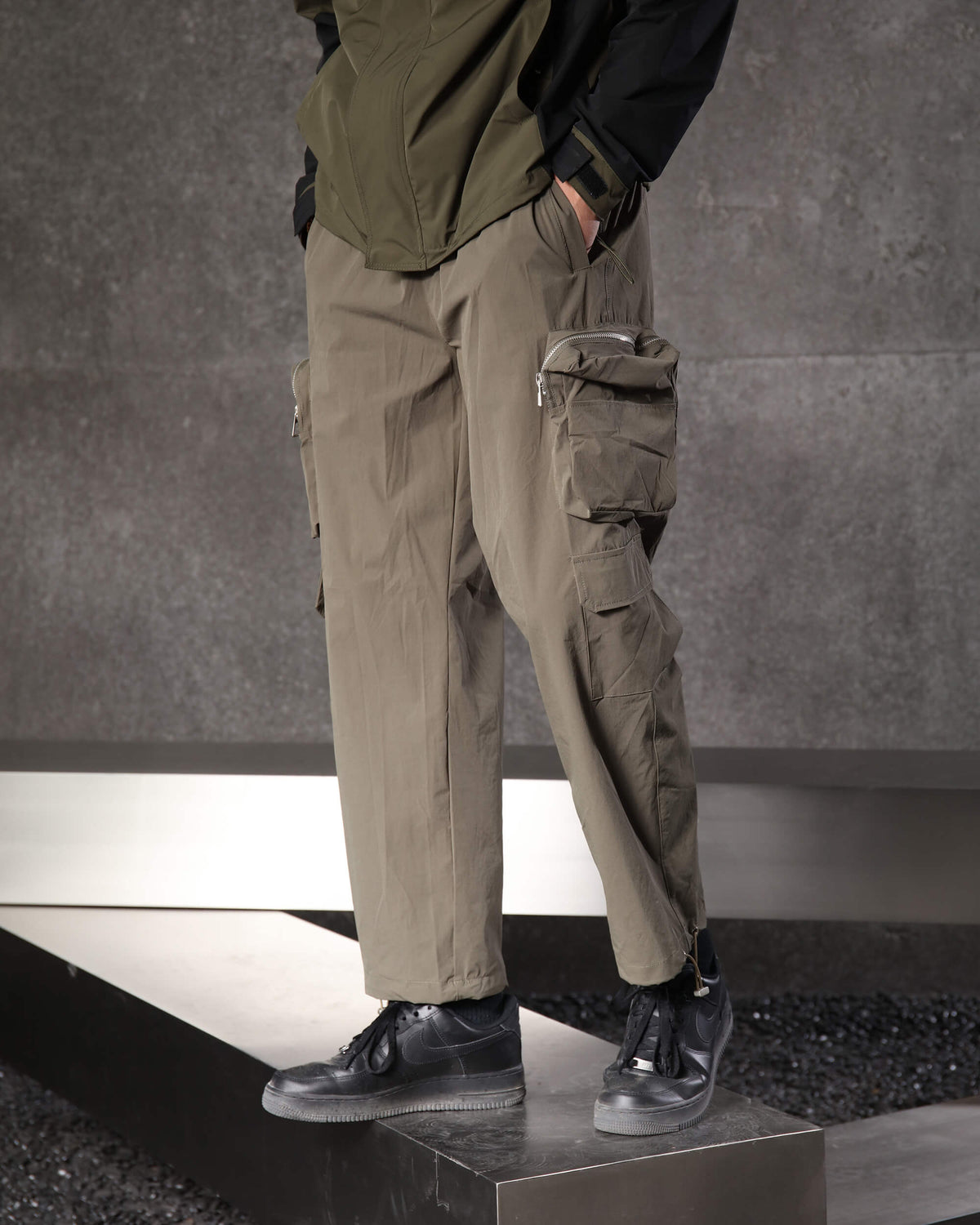 Pantalones cargo rectos y lisos para hombre con bolsillos grandes para senderismo y actividades al aire libre.