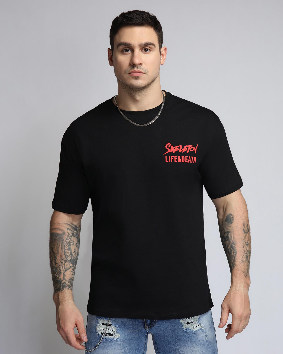 Camiseta con estampado en relieve y gráficos elevados