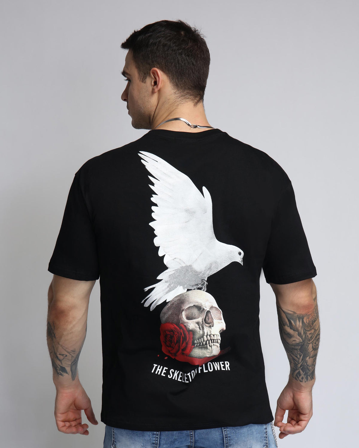 Camiseta con estampado en relieve y gráficos elevados