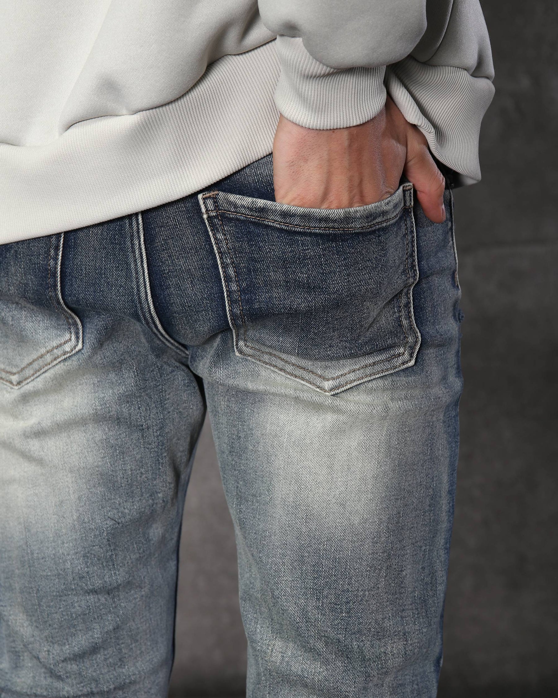 Vaqueros desgastados y rotos azules con parches negros para hombre