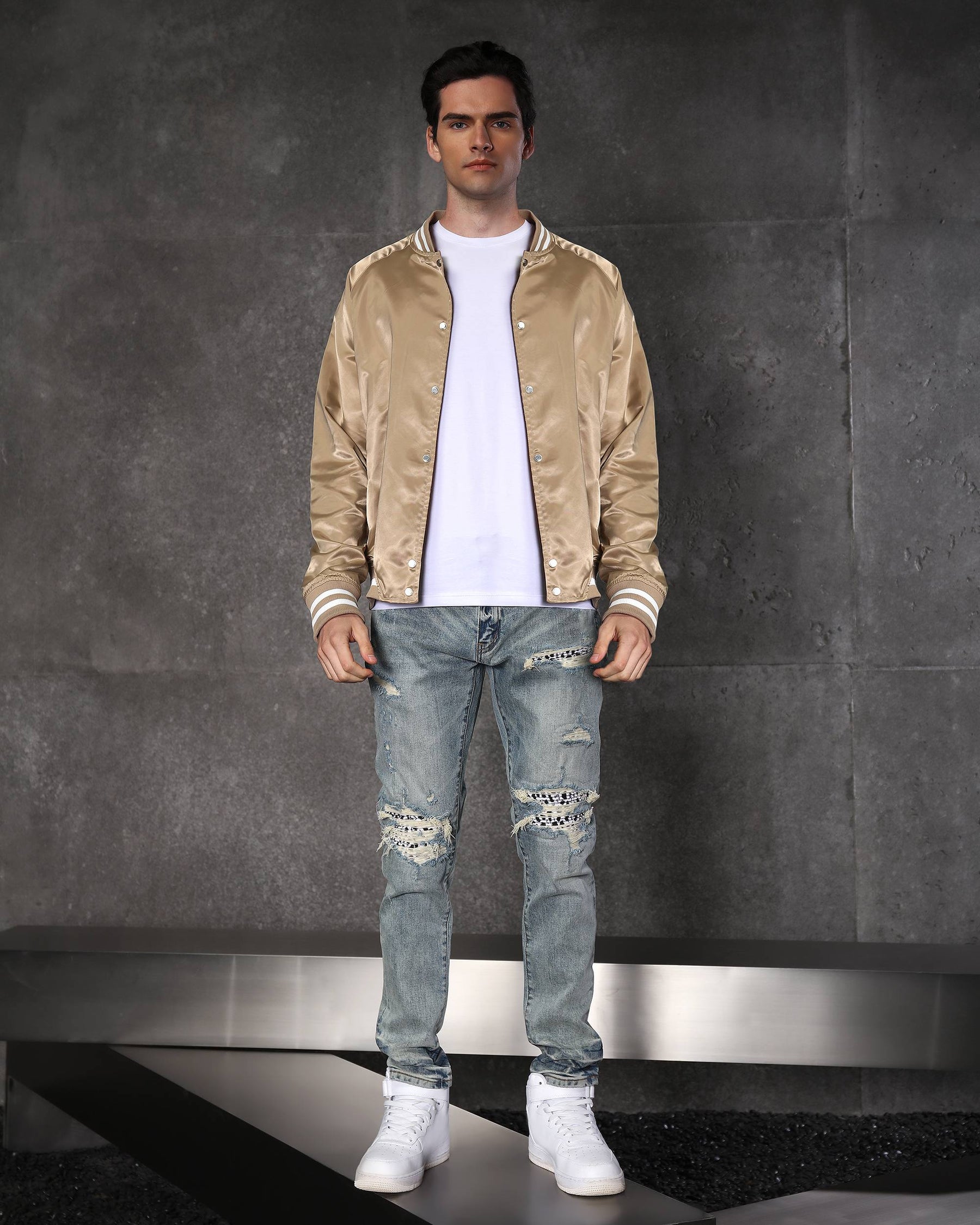 Vaqueros rotos azul claro con parches de cuadros para hombre