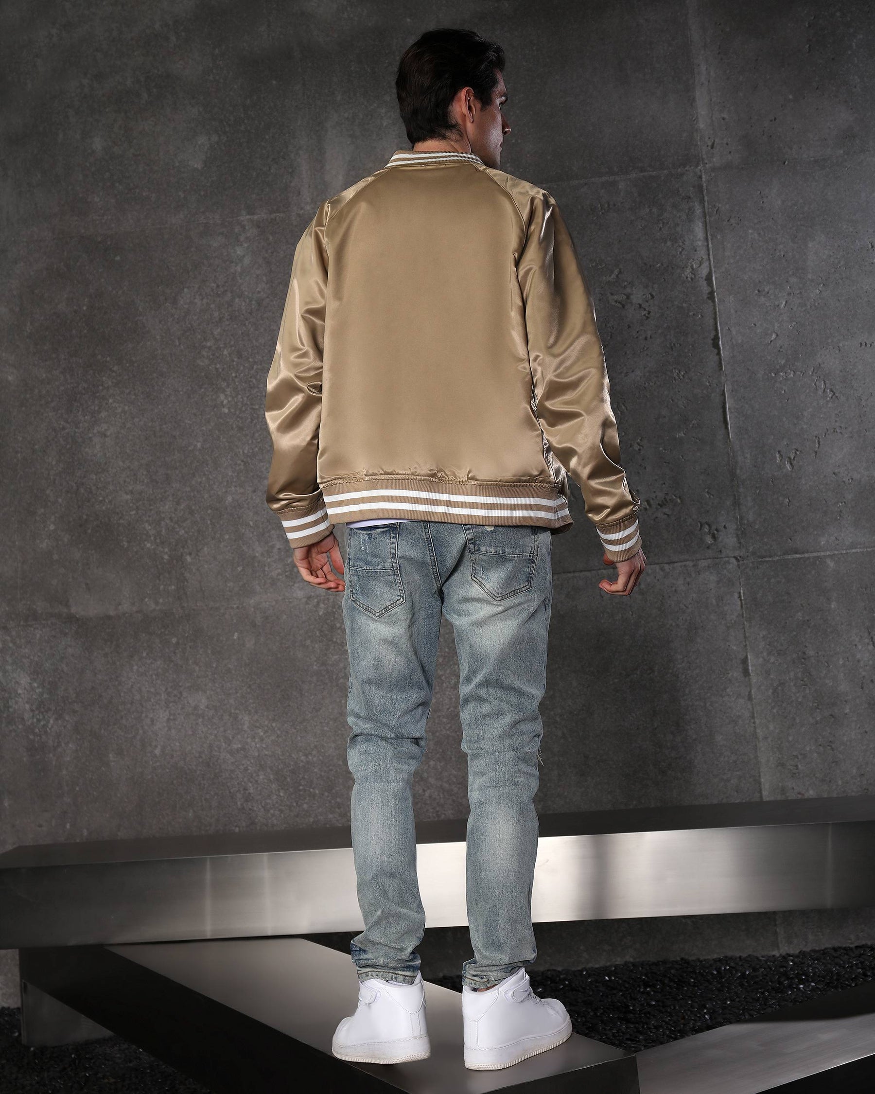 Vaqueros rotos azul claro con parches de cuadros para hombre