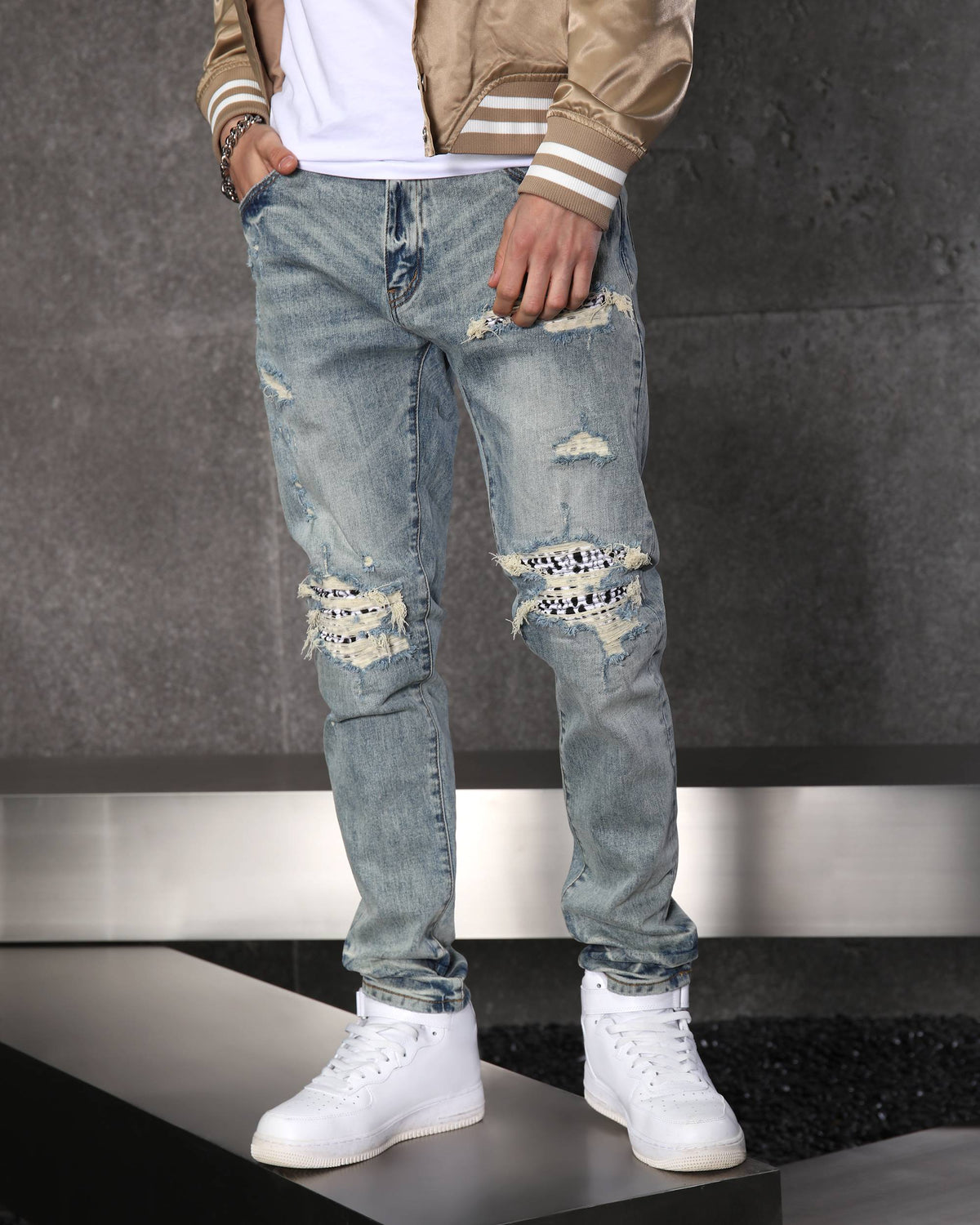 Vaqueros rotos azul claro con parches de cuadros para hombre