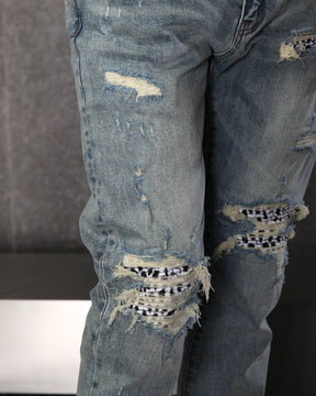 Vaqueros rotos azul claro con parches de cuadros para hombre