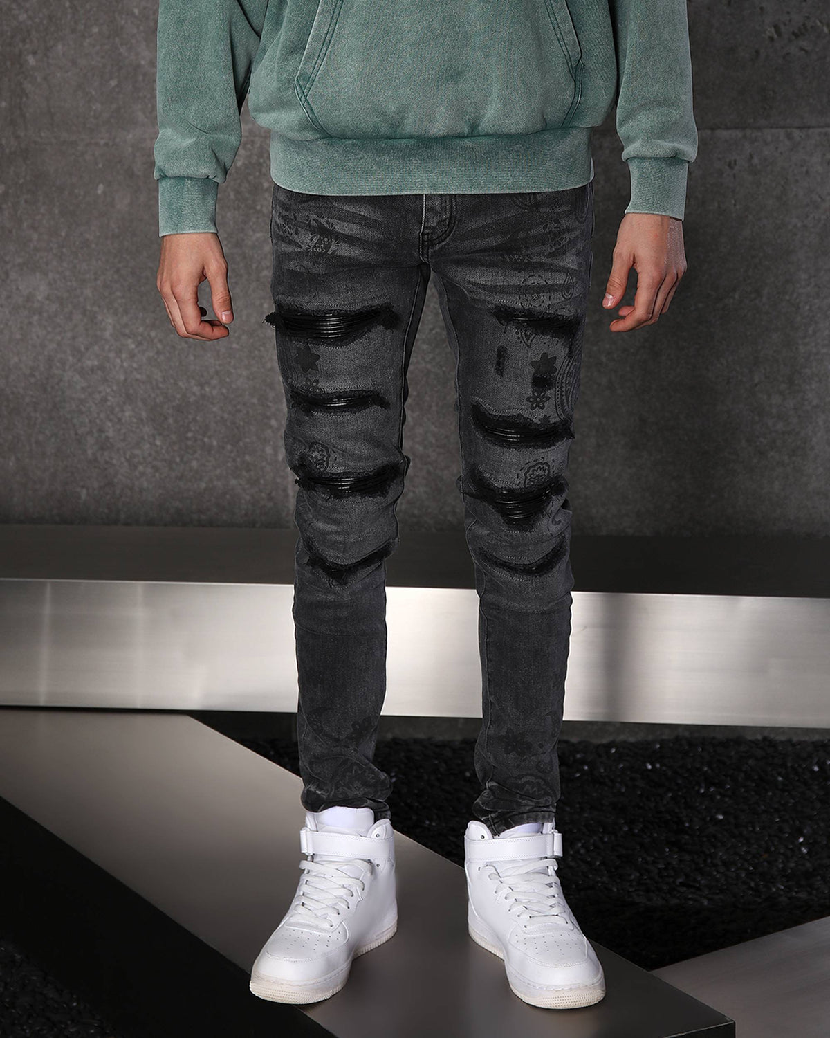 LOGEQI Sleek Men’s Black Distressed Skinny Jeans with Floral Prints